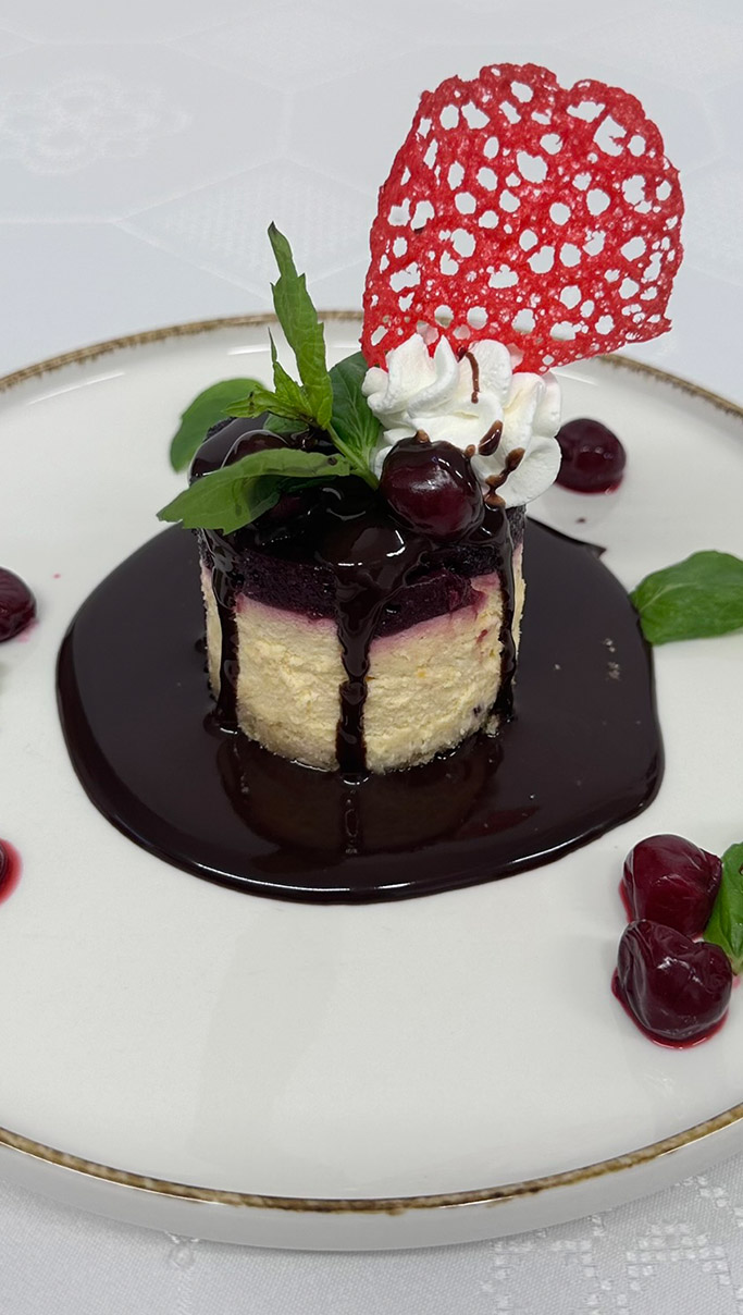 Meggyes sajttorta rumos csokitükrön